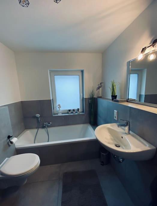 Grosse Moderne Ferienwohnung Auch Als Monteur Unterkunft Nutzbar, In Stolberg - Vicht Esterno foto